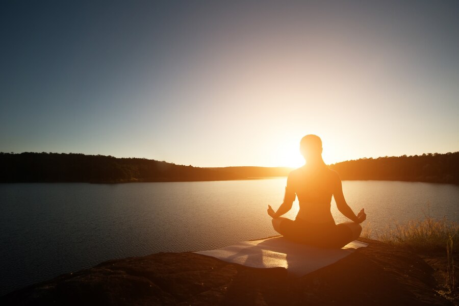 Meditacija v naravi ob sončnem zahodu